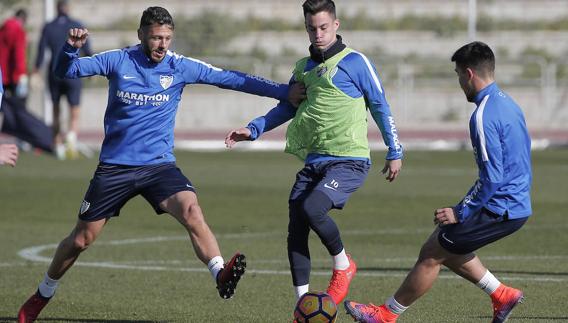 Demichelis presiona a Juanpi en el entrenamiento de ayer. 
