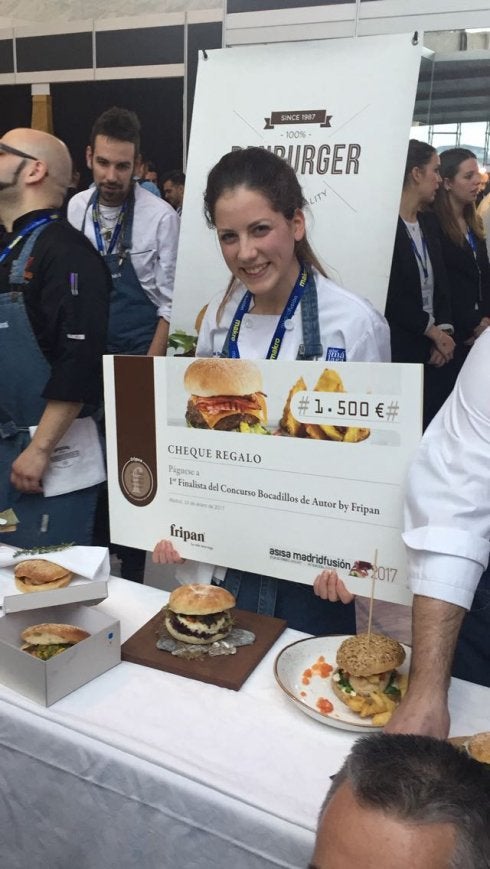 Raquel García, con el bocadillo ganador y el premio. :: sur
