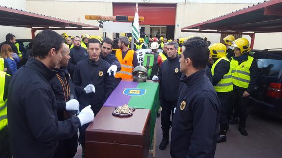Bomberos recorren con un cortejo fúnebre las calles de la capital para pedir mejoras laborales