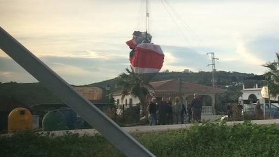 El parapente se quedó enganchado en un cable de tensión en Alcaucín.