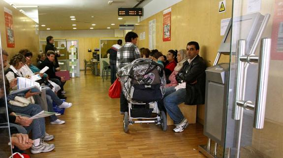 Desempleados hacen cola en una oficina del INEM.