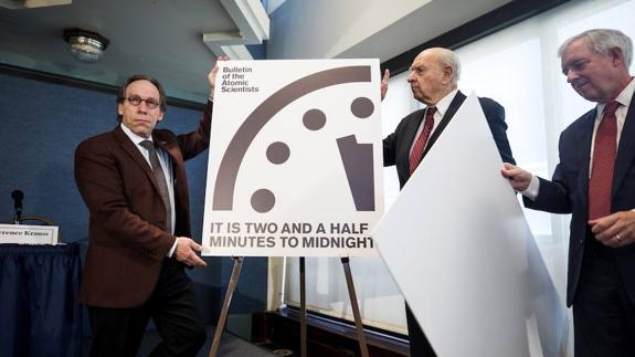 El físico Lawrence Krauss y el exembajador de EE UU Thomas Pickering presentan el reloj del apocalipsis.