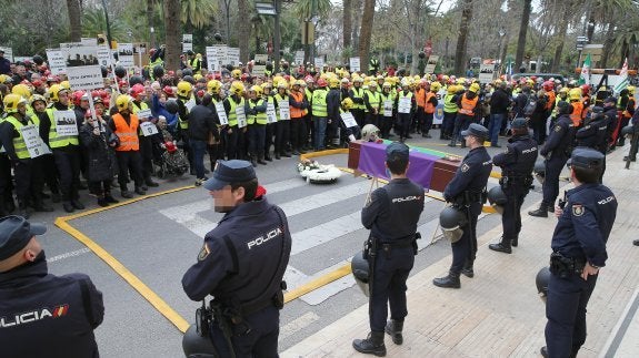 La manifestación concluyó con una concentración a las puetas del Ayuntamiento. 