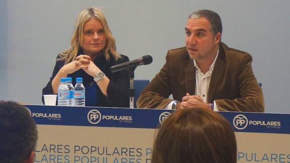 Elías Bendodo, ayer tarde, en un acto del PPjunto a María del Mar Blanco y concejales populares.