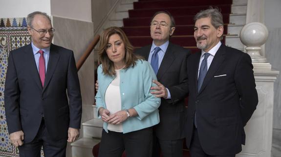 Pío Escudero coge de los brazos a Susana Díaz flanqueados por Juan Pablo Durán y Rafaelle Cattaneo.