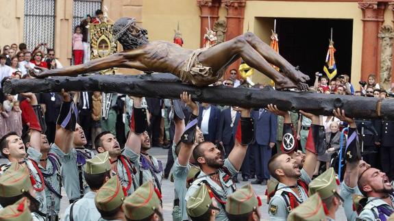 Traslado del Cristo de la Buena Muerte a cargo de legionarios.