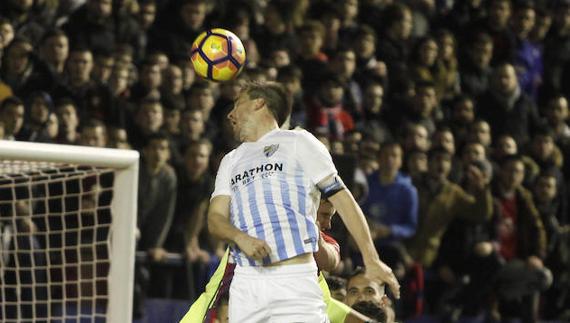 Camacho, en su remate a gol en un larguísimo saque de banda directo a su testa de Luis Hernández