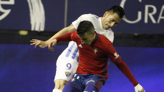 Charles, que reapareció anoche, en una acción defensiva ante Berenguer.