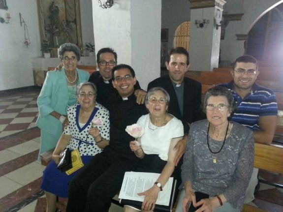 Amelia Cárdenas, la primera por la derecha, y Paquita la primera por la izquierda. :: Sur
