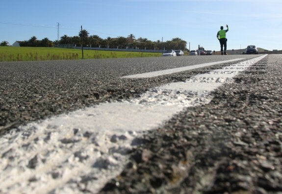 Bandas sonoras instaladas ayer en un tramo peligroso de la carretera entre Utrera y Puerto Serrano. :: E. P.