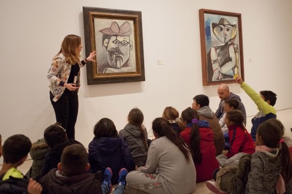 Uno de los grupos de niños que protagonizaron la visita más reciente del programa de accesibilidad del Museo Picasso. 