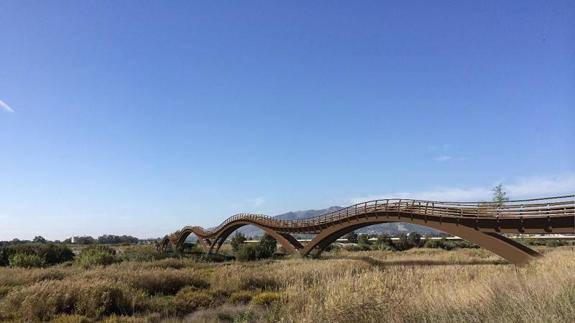 Recreación de la pasarela de madera proyectada sobre el río Guadalhorce. 