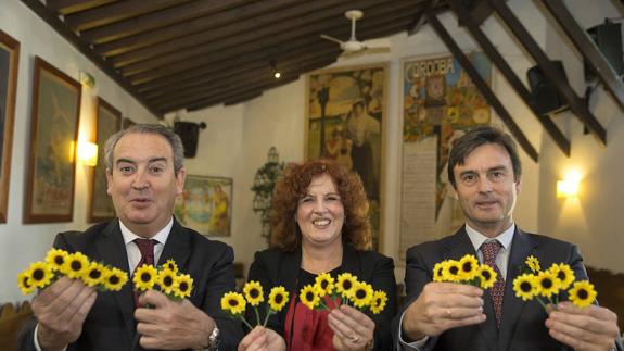 Ricardo Urdiales (presidente), Marisa Martín (gerente y directora médico) y Rafael Olalla (gerente), con el símbolo de Cudeca. 