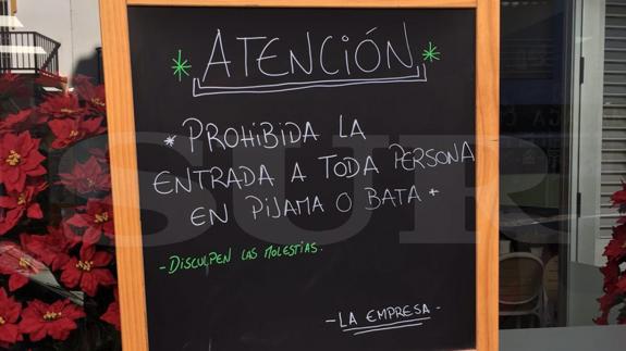 Pìzarra con el mensaje en la cafetería 'Los Monaguillos'.