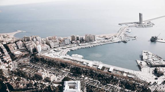 Recreación de una vista aérea del Centro y el puerto, donde ya se encajaría el rascacielos.