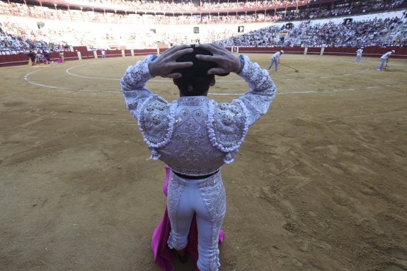 Un subalterno se ajusta la montera en La Malagueta durante la pasada feria de agosto. :: sur