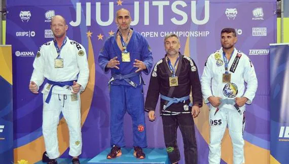 Salas (kimono azul) ocupa la primera plaza en el podio del Europeo. 