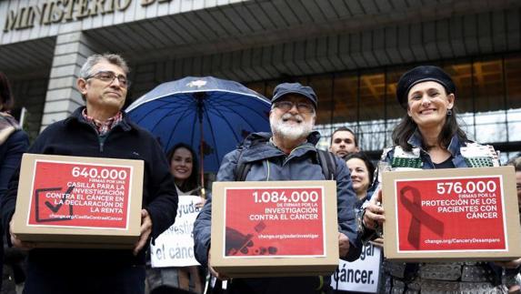 Inocencio, Sebastián y Beatriz, con las firmas recogidas hoy ante Sanidad. 