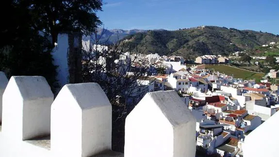 Vista de Alozaina desde su castillo.