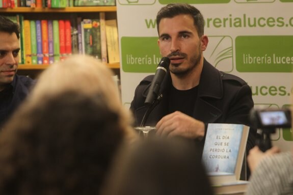 LOS LECTORES ARROPAN EL DEBUT DE  JAVIER CASTILLO