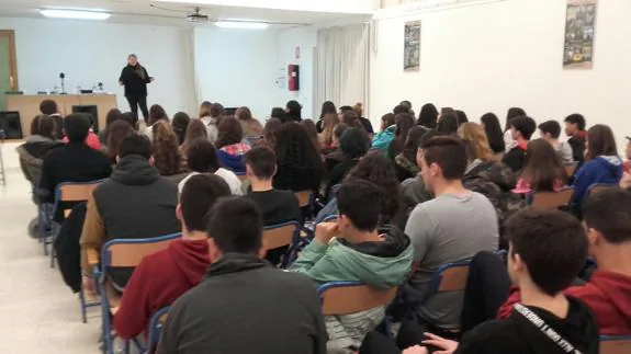 Alumnos del IES Albaytar en la charla de oratoria.