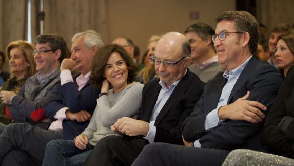 De izquierda a derecha, Fátima Báñez, Álvaro Nadal, Javier Arenas,, Soraya Sáenz de Santamaría, Cristóbal Montoro y Alberto Núñez Feijóo. 