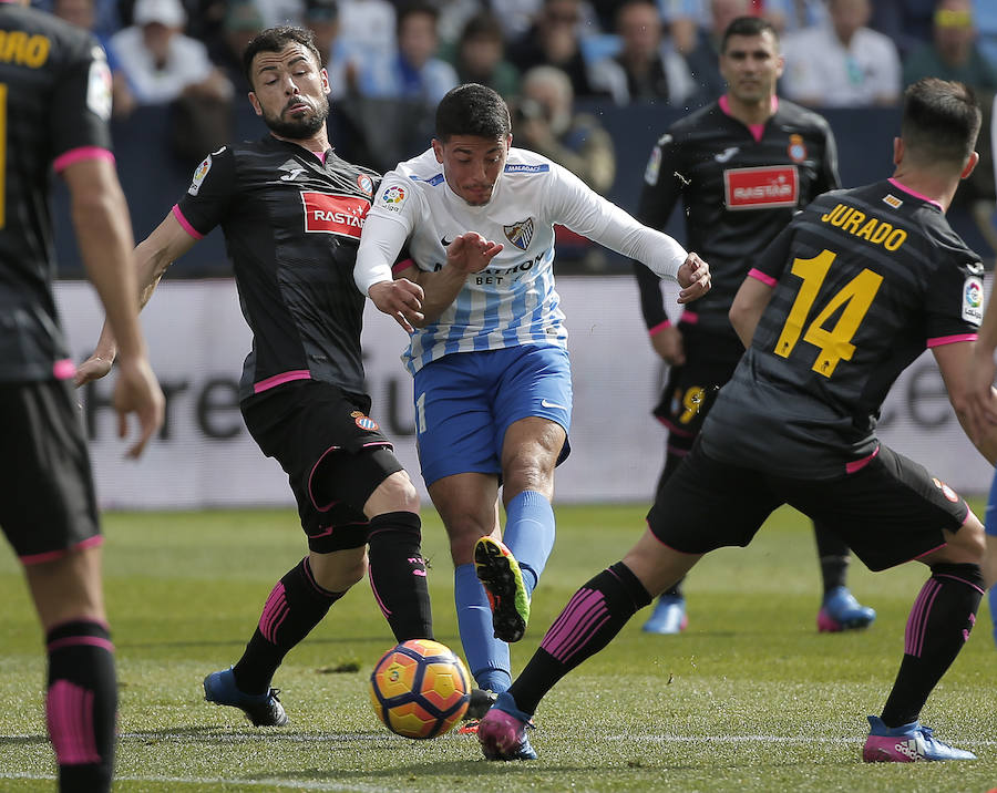 Pablo chuta ante la oposición de Javi Fuego.