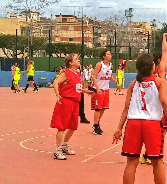 Rosario Moreno, una jugadora de baloncesto de 61 años que sigue al pie del cañón