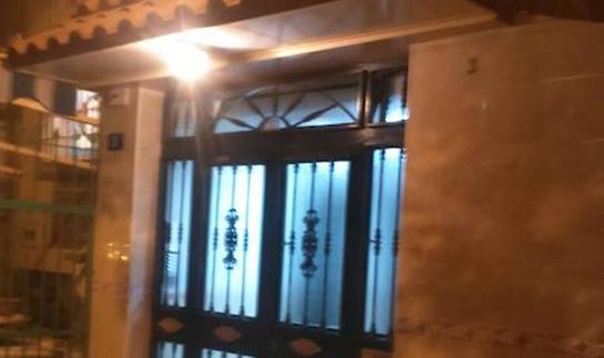 El portal del edificio en el que sucedieron los hechos.
