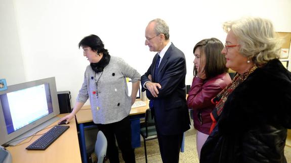 El alcalde visitó ayer las nuevas dependencias del colegio Giner de los Ríos. 