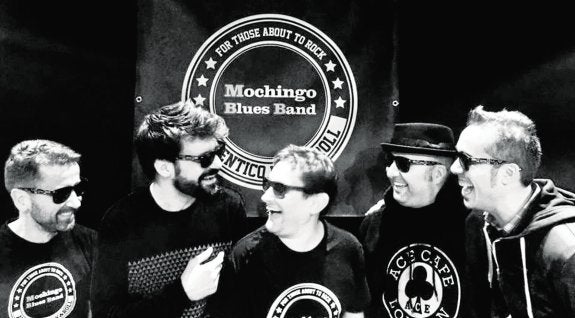 Los profesores Rafael Ventura y Eugenio Rivas, junto a sus compañeros de Mochingo Blues Band. :: Crónica