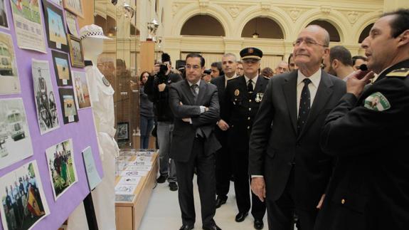 Francisco de la Torre y Miguel Briones, en la inauguración de la muestra que acoge el Ayuntamiento. 