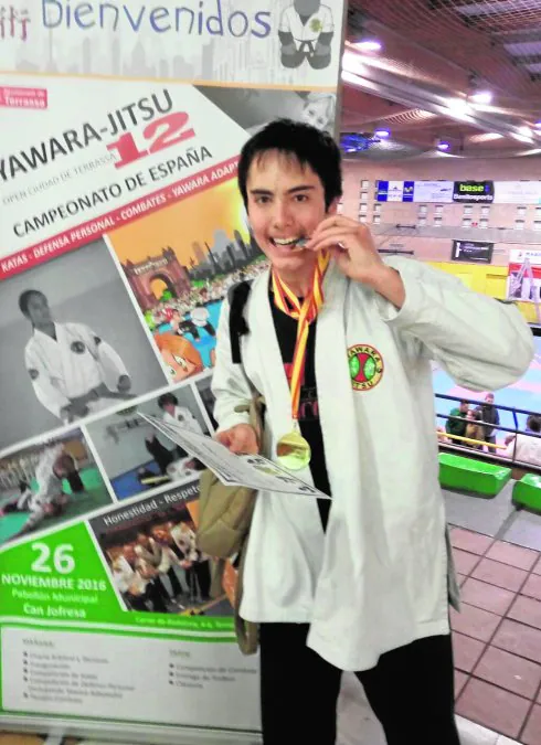 Adrián Justicia, con la medalla de oro conseguida en el Campeonato de España de yawara-jitsu. :: sur