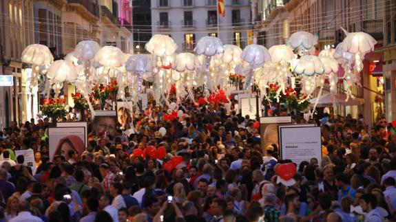 Calle Larios llena de personas durante la pasada edición de la 'Noche en blanco'. 