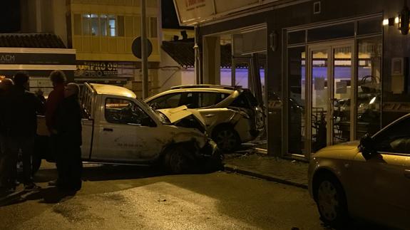 Un conductor pierde el control y se empotra contra una cafetería tras chocar con varios coches en Vélez-Málaga