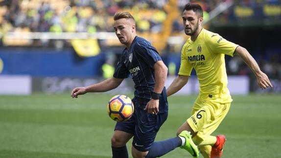 El centrocampista del Málaga CF Javier Ontiveros disputa un balón con el defensa del Villarreal CF Víctor Ruiz.