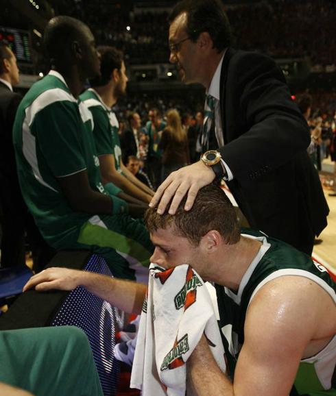 Archibald recibe consuelo tras perder la final de 2009. 