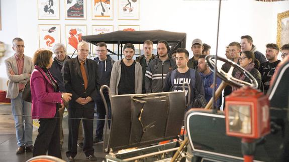 Los estudiantes, alemanes y malagueños, durante la visita al Museo del Automóvil.