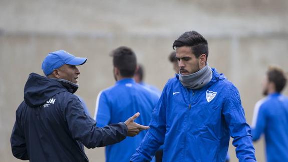 Recio conversa con Marcelo Romero durante un entrenamiento.