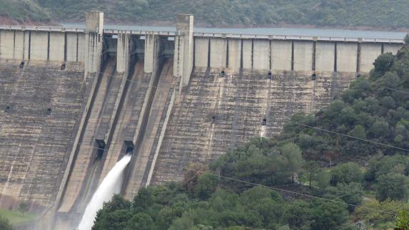 El embalse de La Concepción empieza a tirar agua al superar el 90% de su capacidad