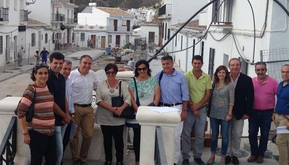 Los ediles de PP y PSOE, en una visita de Bendodo en septiembre. 