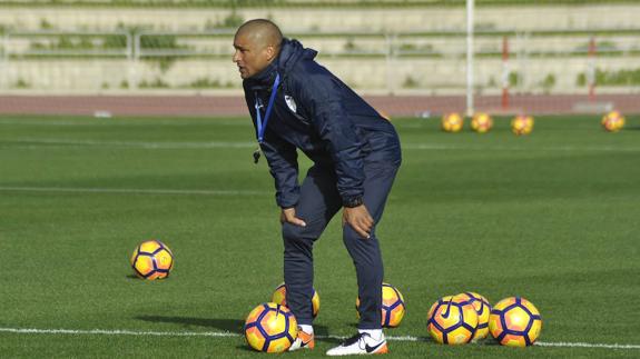 Romero, concentrado junto a varios balones en un entrenamiento. 