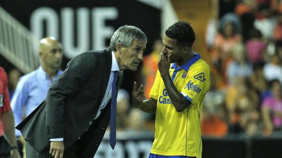 Quique Setién dialoga con Jonathan Viera durante un encuentro. 