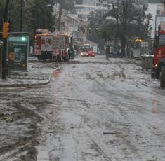 La avenida Pintor Sorolla amaneció de nuevo cubierta de barro y agua, como ya ocurrió en el año 2012.
