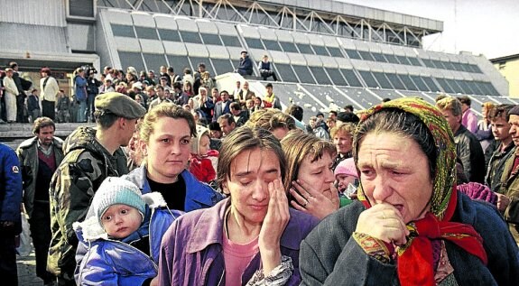 Año 1992, la guerra bosnia generó un millón de desplazados. :: ap