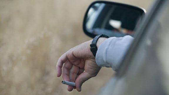 ¿Es infracción fumar mientras se conduce?