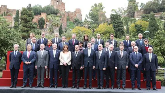 Foto de familia de Hollande y Rajoy con los ministros y secretarios de Estado, la presidenta andaluza, Susana Díaz, y el alcalde de Málaga, Francisco de la Torre