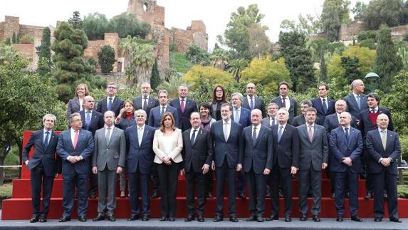 Foto de familia, con la Alcazaba al fondo