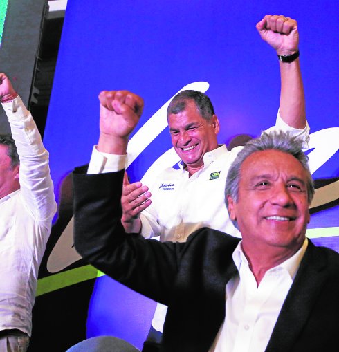 Lenín Moreno y, tras él, su mentor y presidente saliente, Rafael Correa. :: Mariana Bazo / reuters