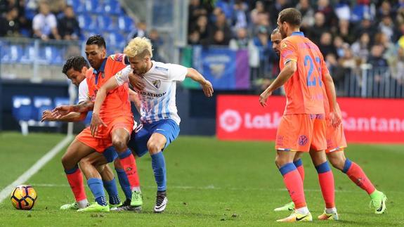 Rosales y Keko, excelentes por la banda derecha, presionan a Jonathan Viera. 